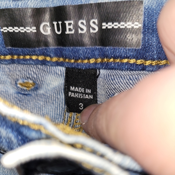 🆕️ GUESS Acid Wash Distressed Skinny Fit Light Denim Jeans W/Patches Toddlers 3 - Picture 6 of 7